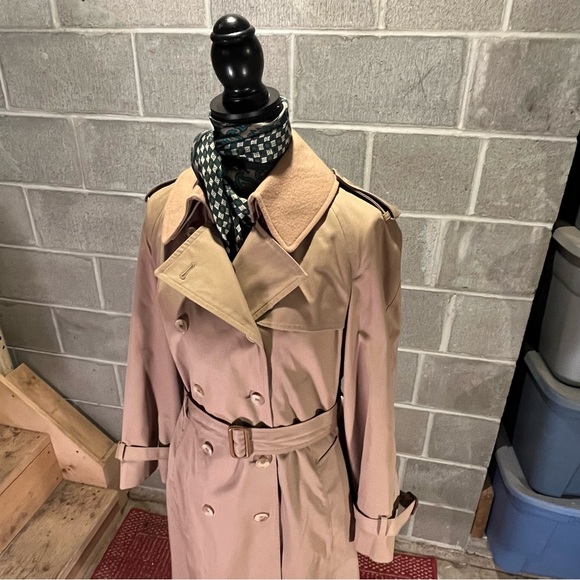 Hutzlers Jackets & Blazers - Vintage Hutzlers trench coat.